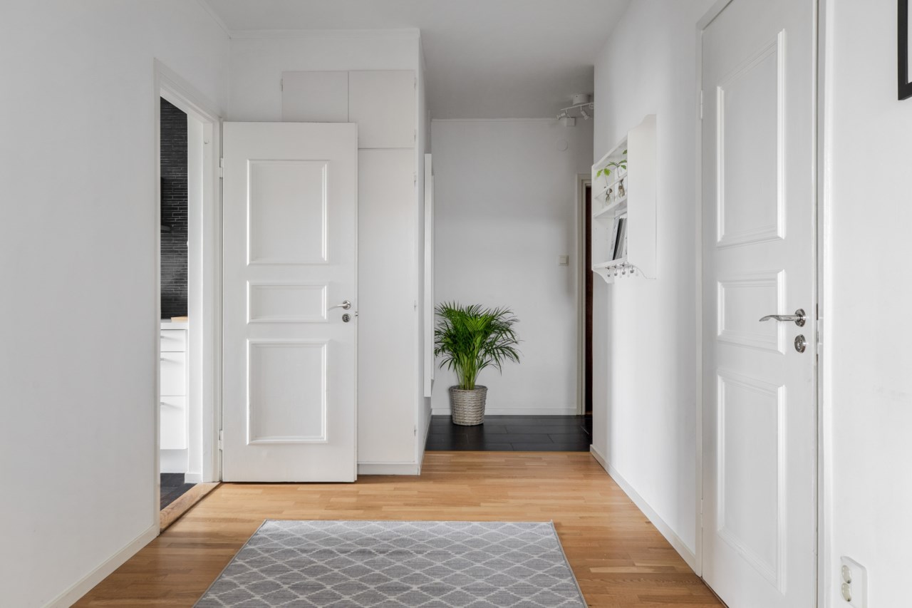 Inre hall som väver samman lägenhetens rum.