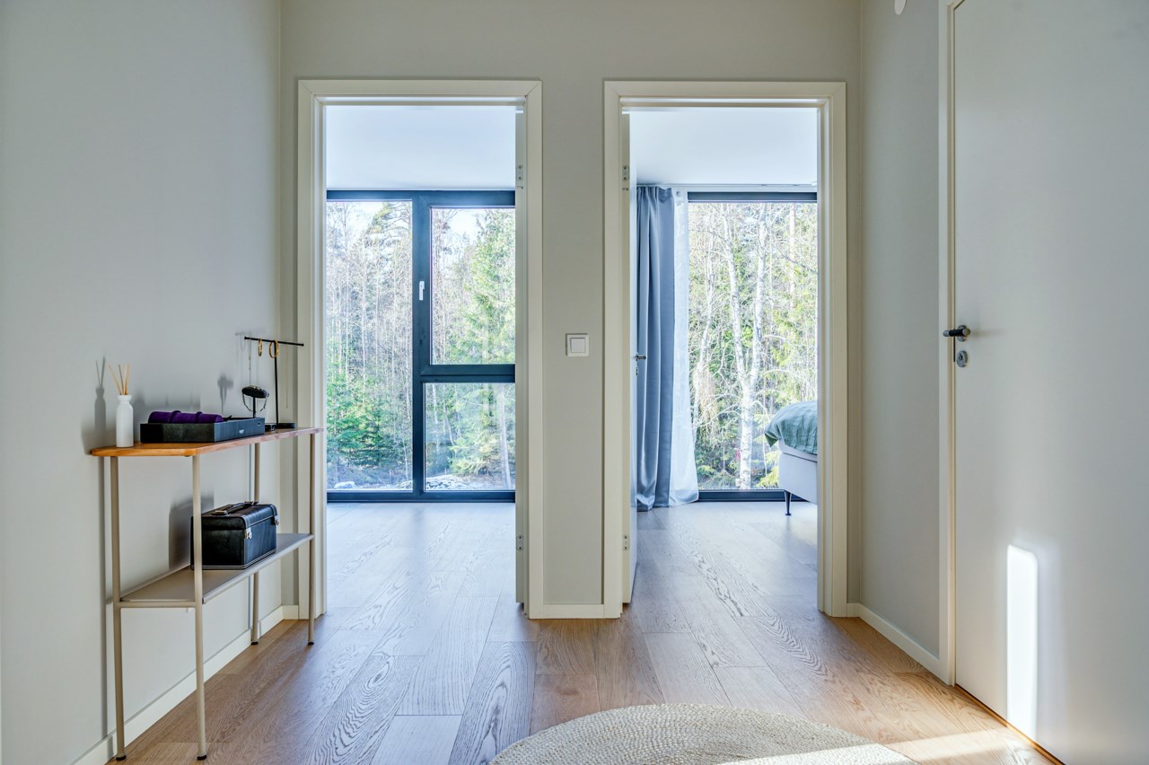 Hall på övre plan med vy mot sovrummen