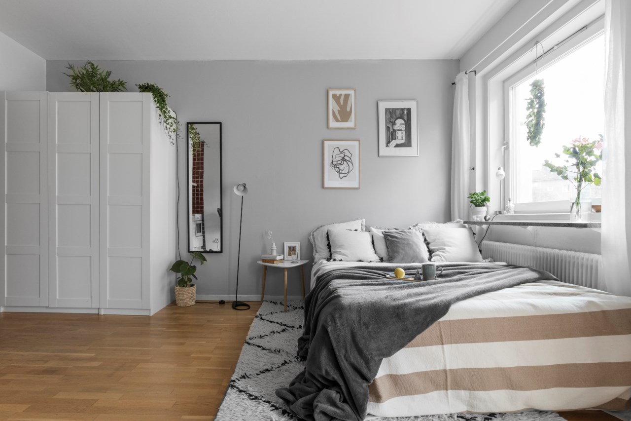 Utan att ta för mycket plats finns det gott om förvaring i en del av rummet