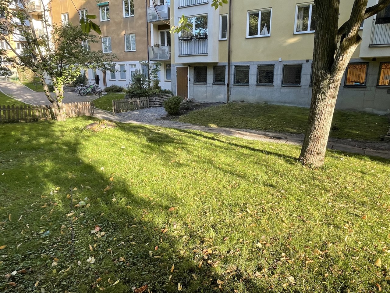 Entrén på baksidan mot Valhallavägen