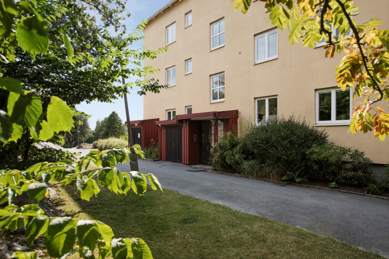 Ligger på gaveln till Vantgatan 3 som är ett vackert funkishus från 50-talet