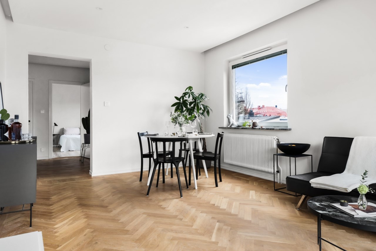 Vardagsrum med plats för matbord