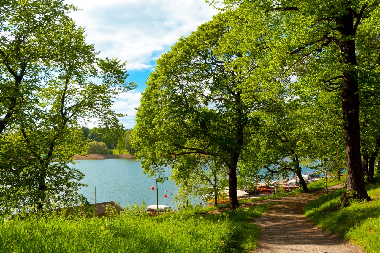 Gångavstånd till Haga och Bellevueparken med idyllisk strandpromenad och badplats vid Brunnsviken