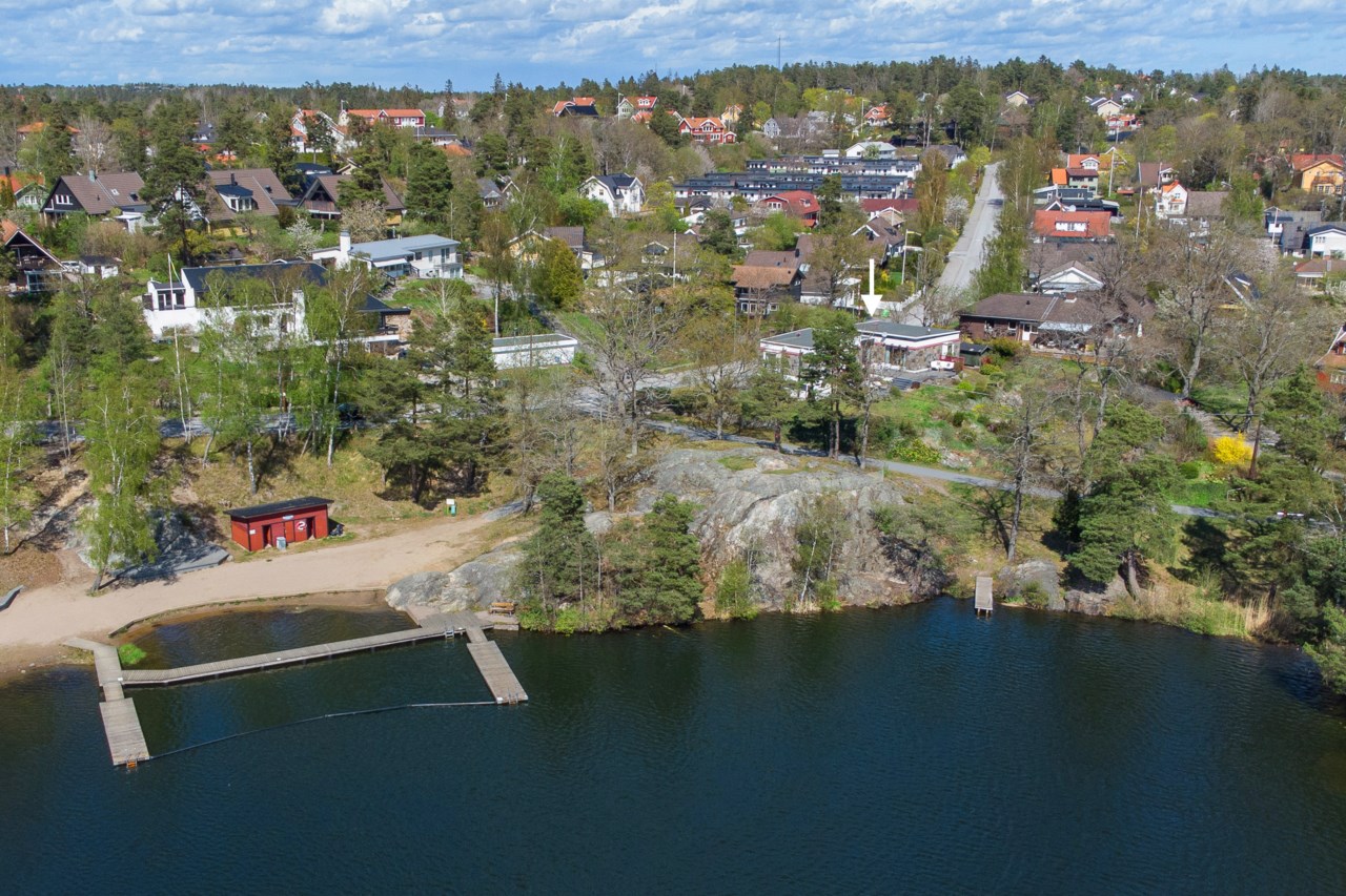 Liljekonvaljens väg 4, Badsjöstigen 1