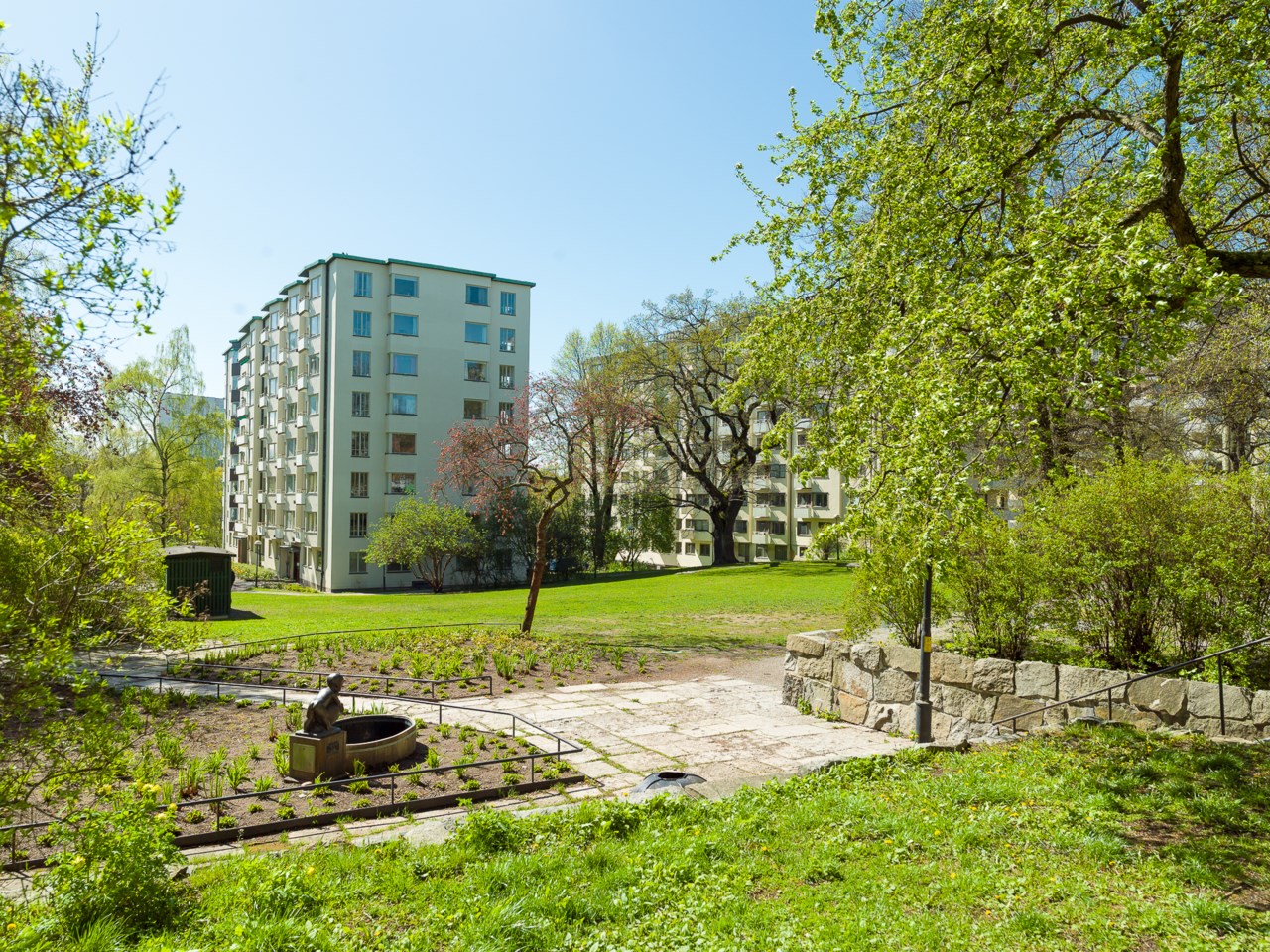 Grönskande park utanför huset