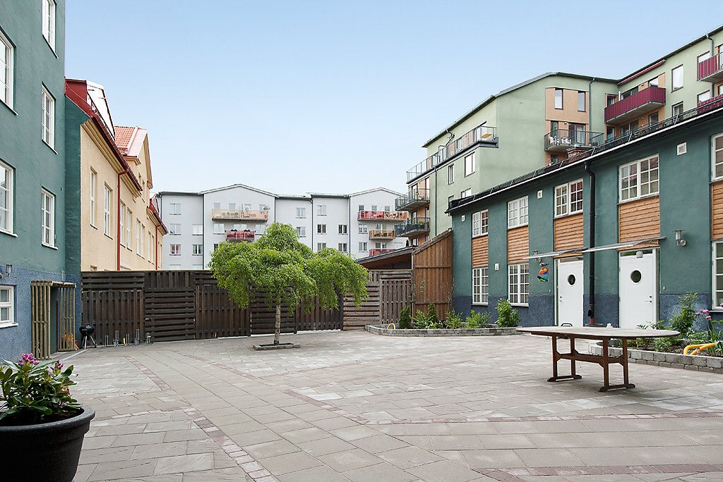 Föreningens fint stenlagda gård