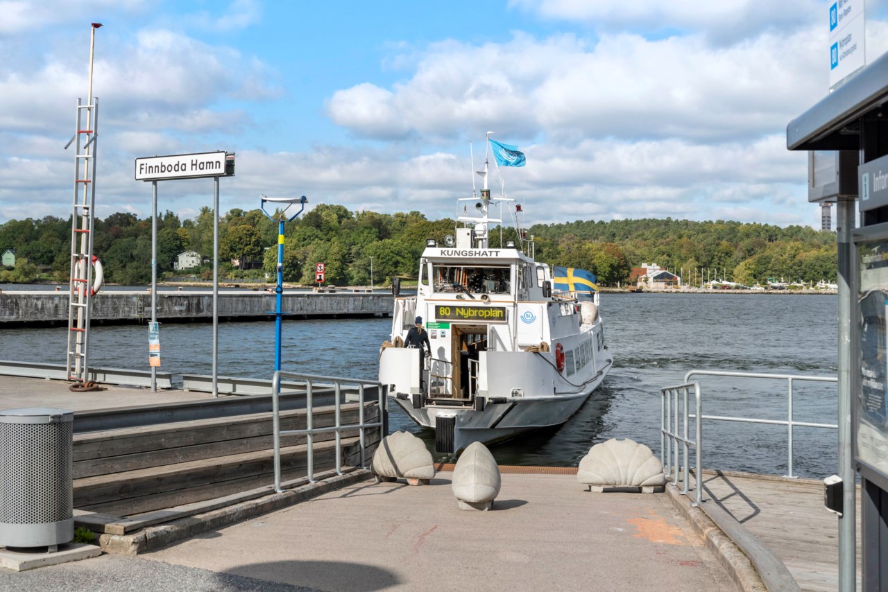 Pendlarbåten till och från Nybrokajen