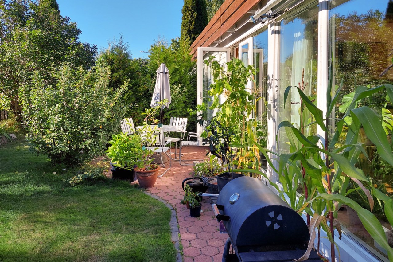 Uteplats i väster, utgång från köket