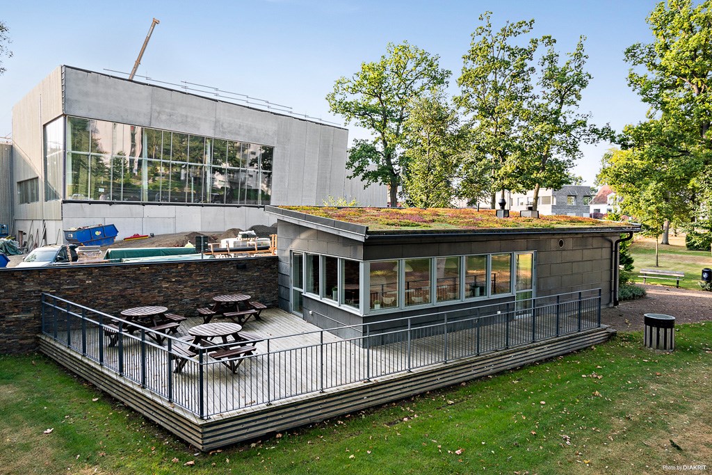 Gemensamhetslokal & i bakgrunden det nya badhuset