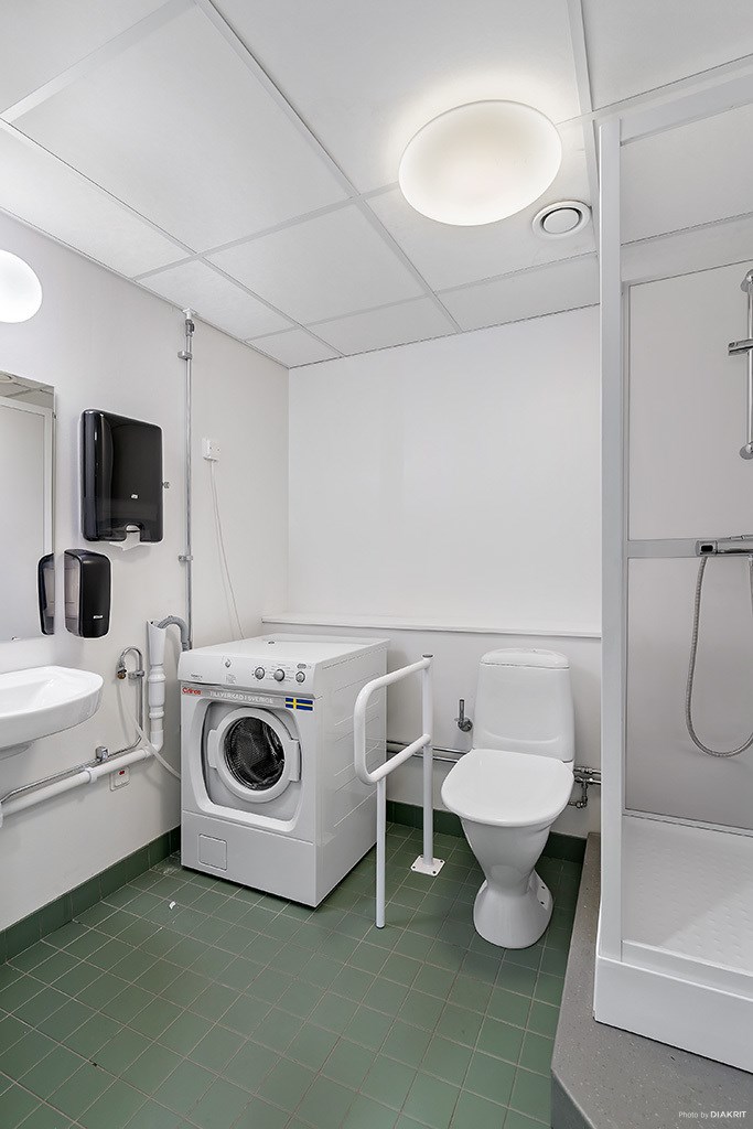 Wc med dusch och plats för tm