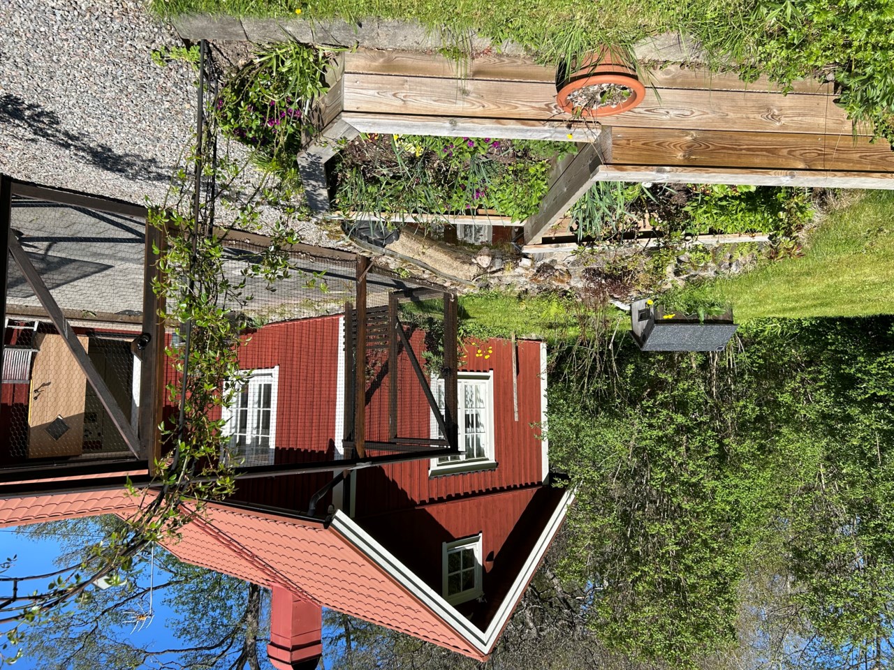 Huset sett från tomten