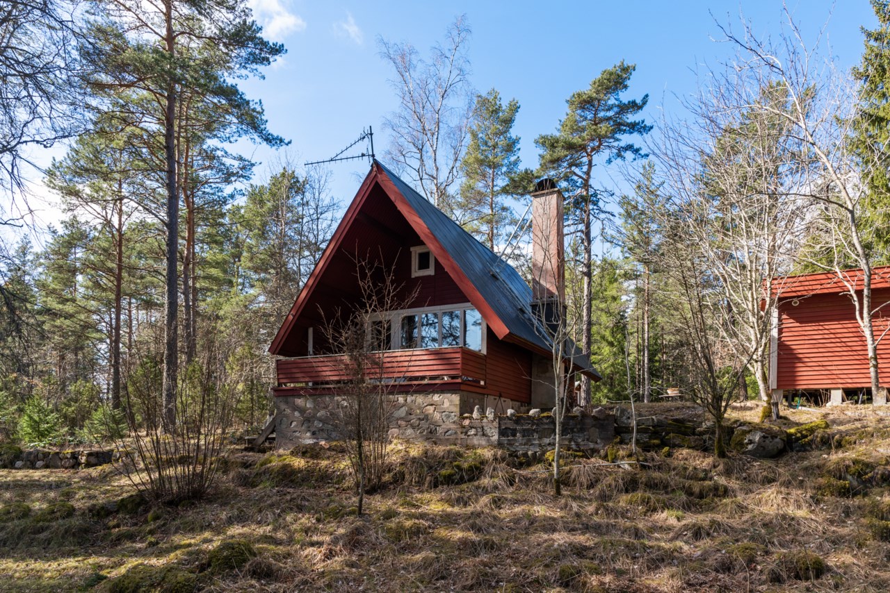 Hus med intilliggande uthus