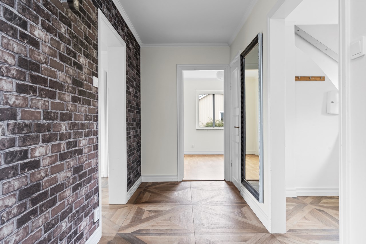 Inre hall med vy mot sovrum