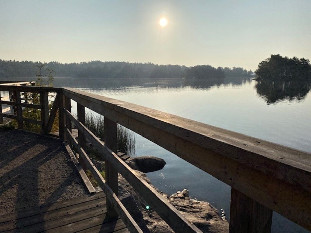 Mysig strandpromenad vid sjön Magelungen