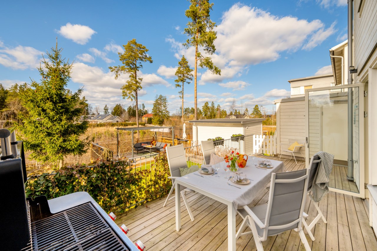 Terrass i högt läge med fri utsikt mot den egna trädgården samt grönområde