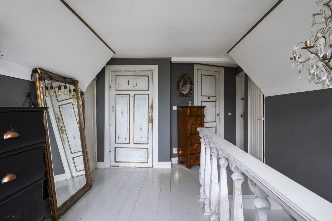 Huvudbyggnad, övre hall, med vy mot sovrum och dusch/wc