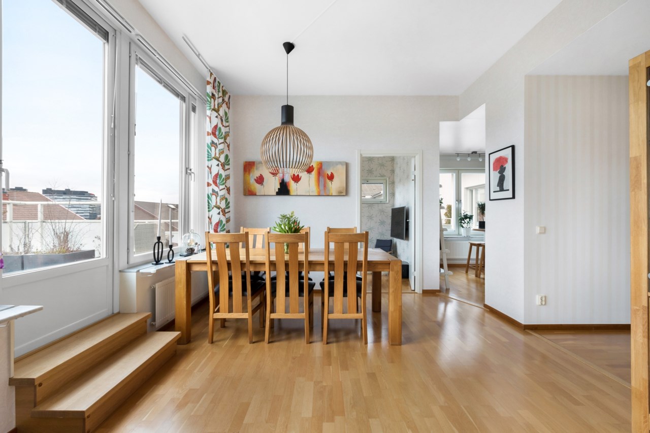 God plats för matbord invid fönsterparti