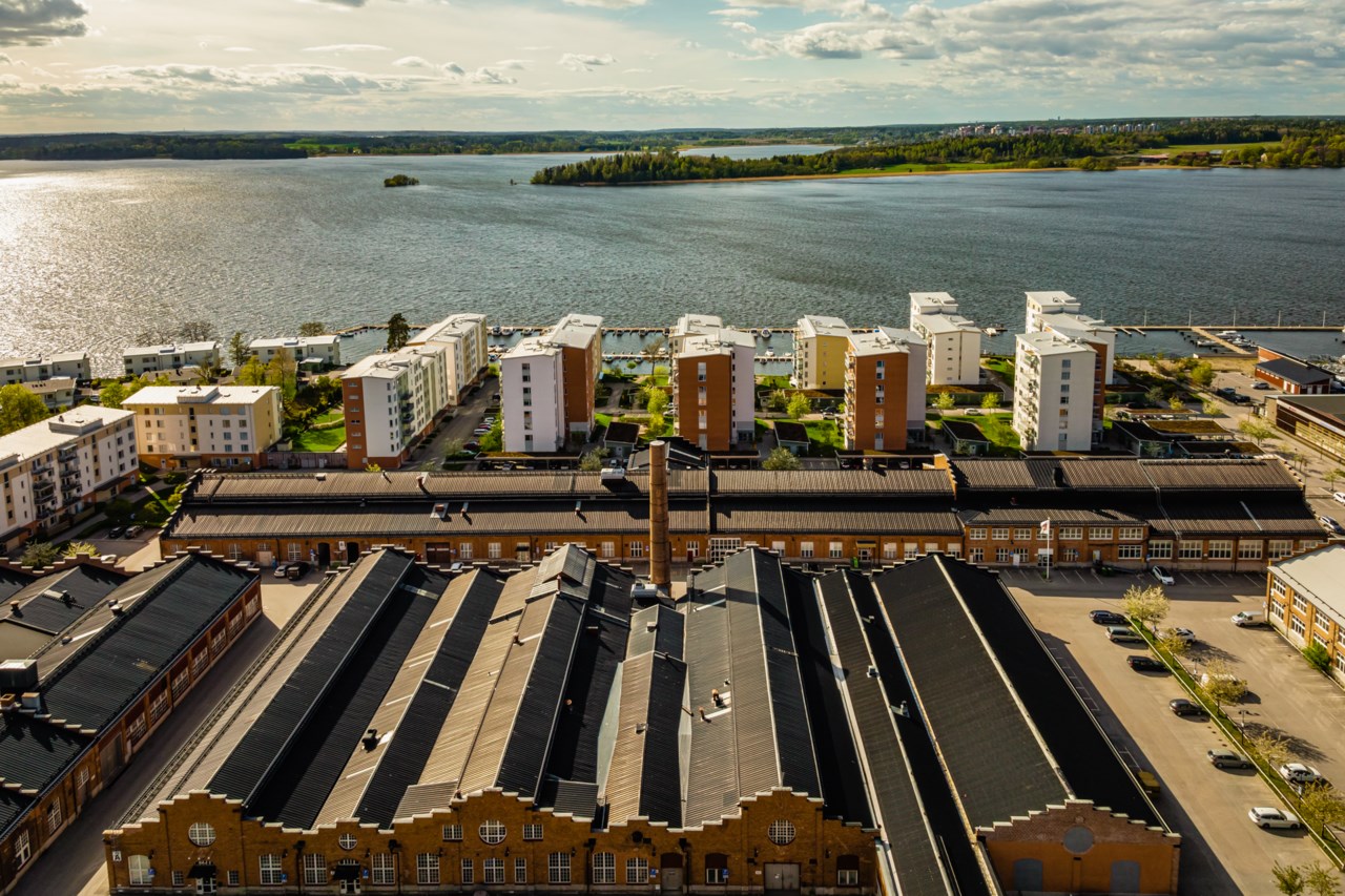 Anton Johanssons väg med fabriksbyggnaderna i förgrunden