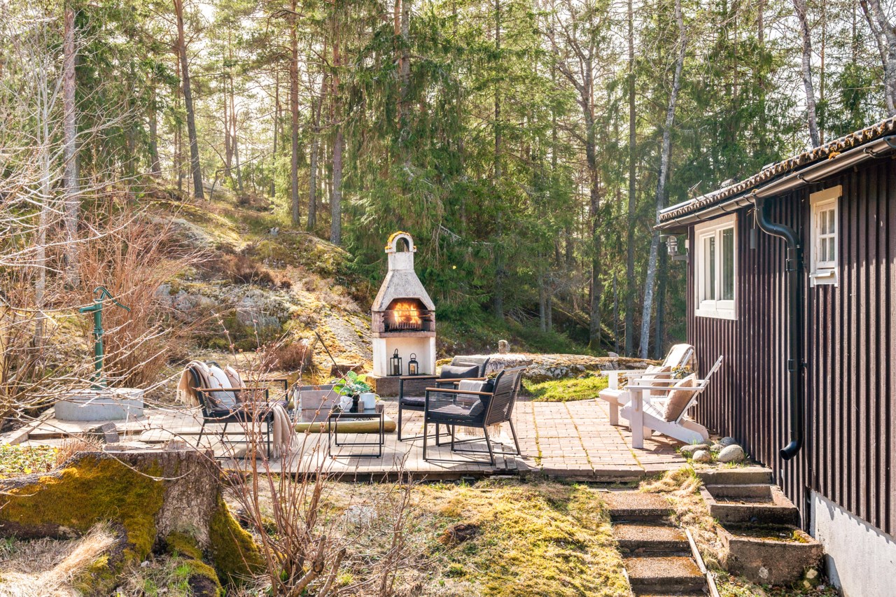 Del av uteplatsen med murad utegrill
