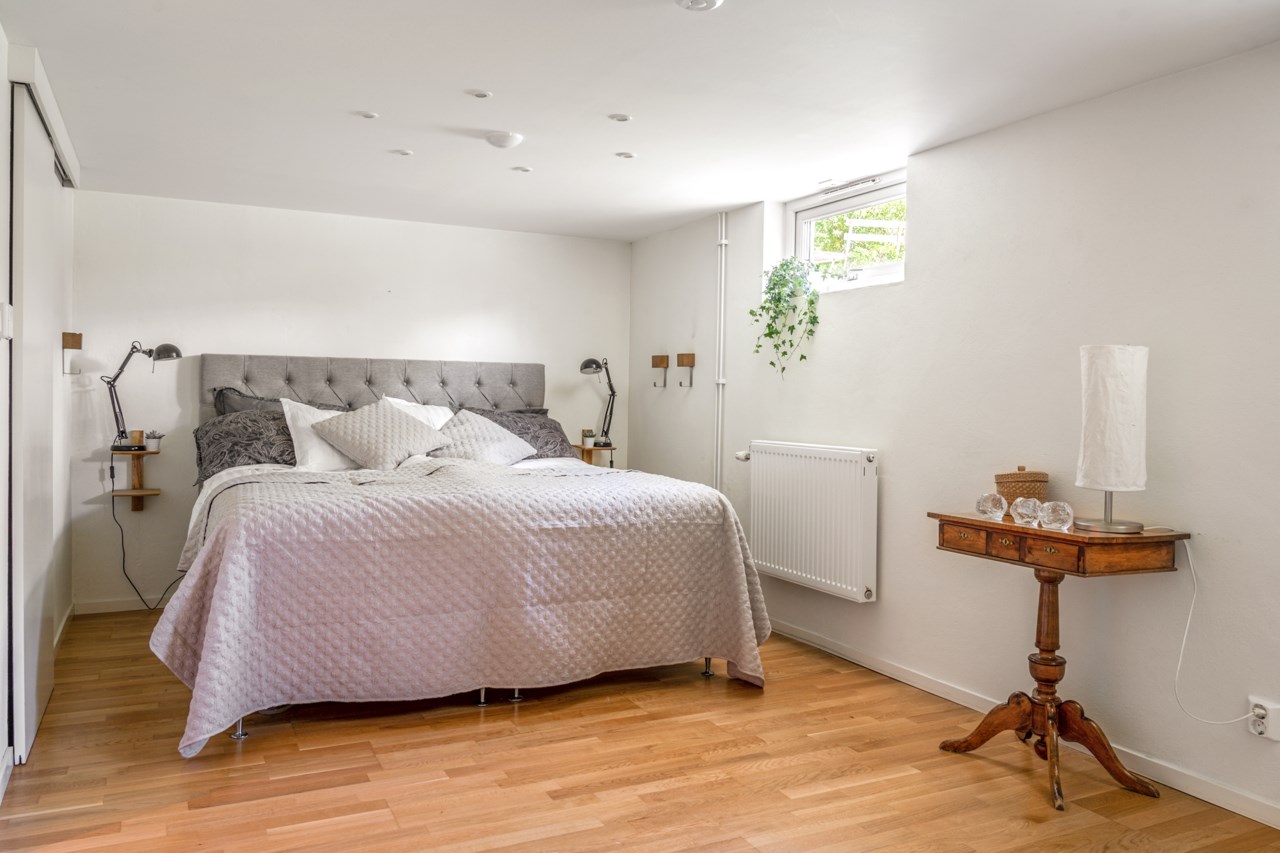 Sovrum 4 i källarplan som utgör master bedroom idag