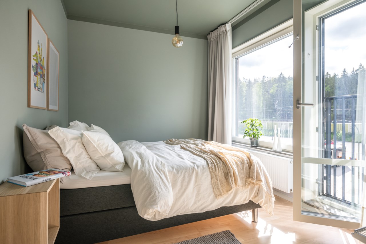 Rymligt sovrum med plats för dubbelsäng