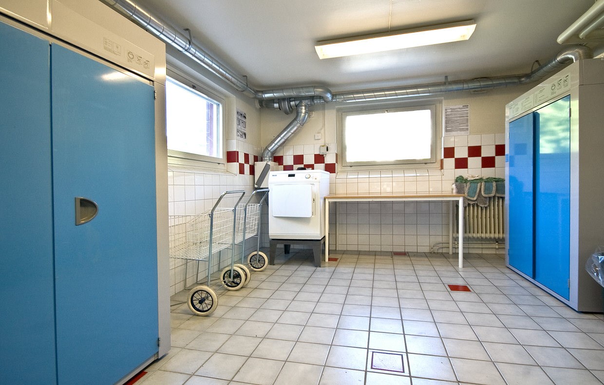 Tvättstuga med två torkskåp och en tumlare