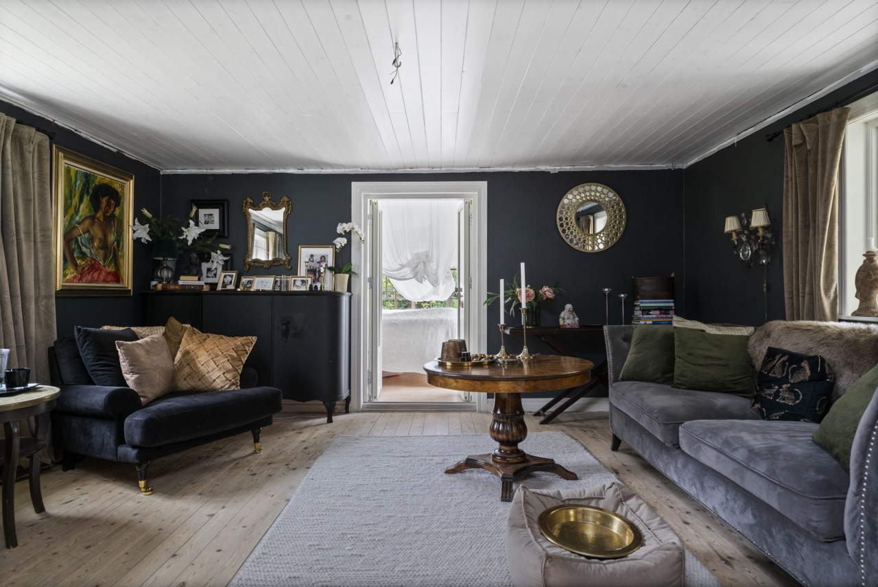Huvudbyggnad, vardagsrum med vy mot glasveranda