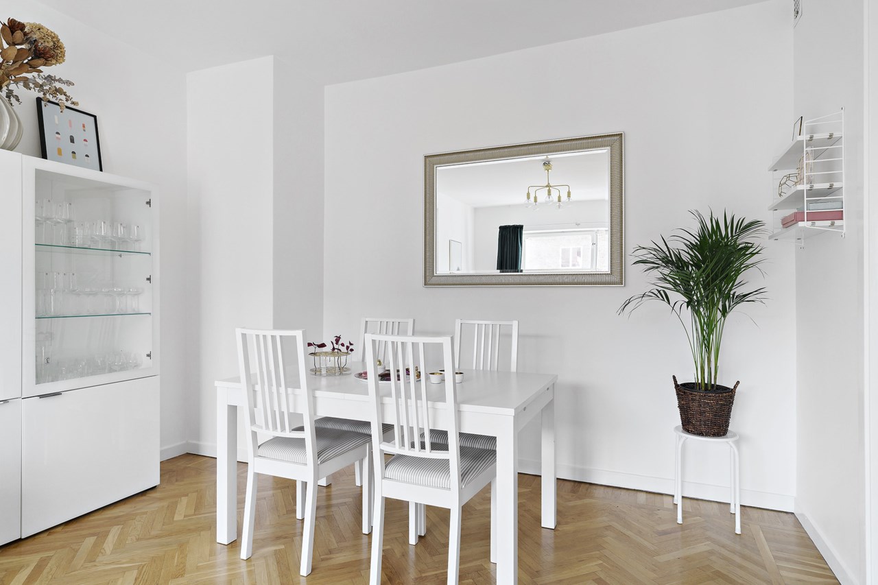 Plats för matgrupp i vardagsrummet
