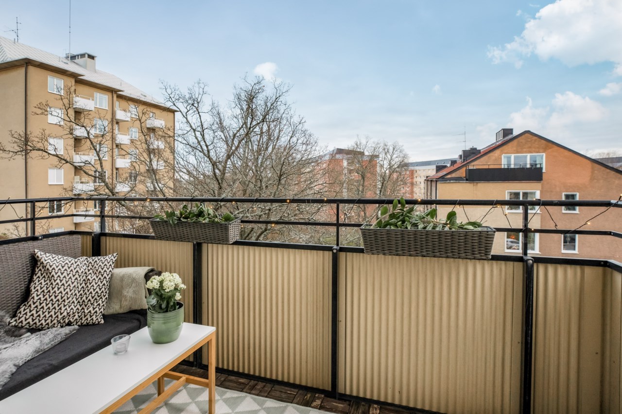 Stor balkong i rakt söderläge med fri vy.