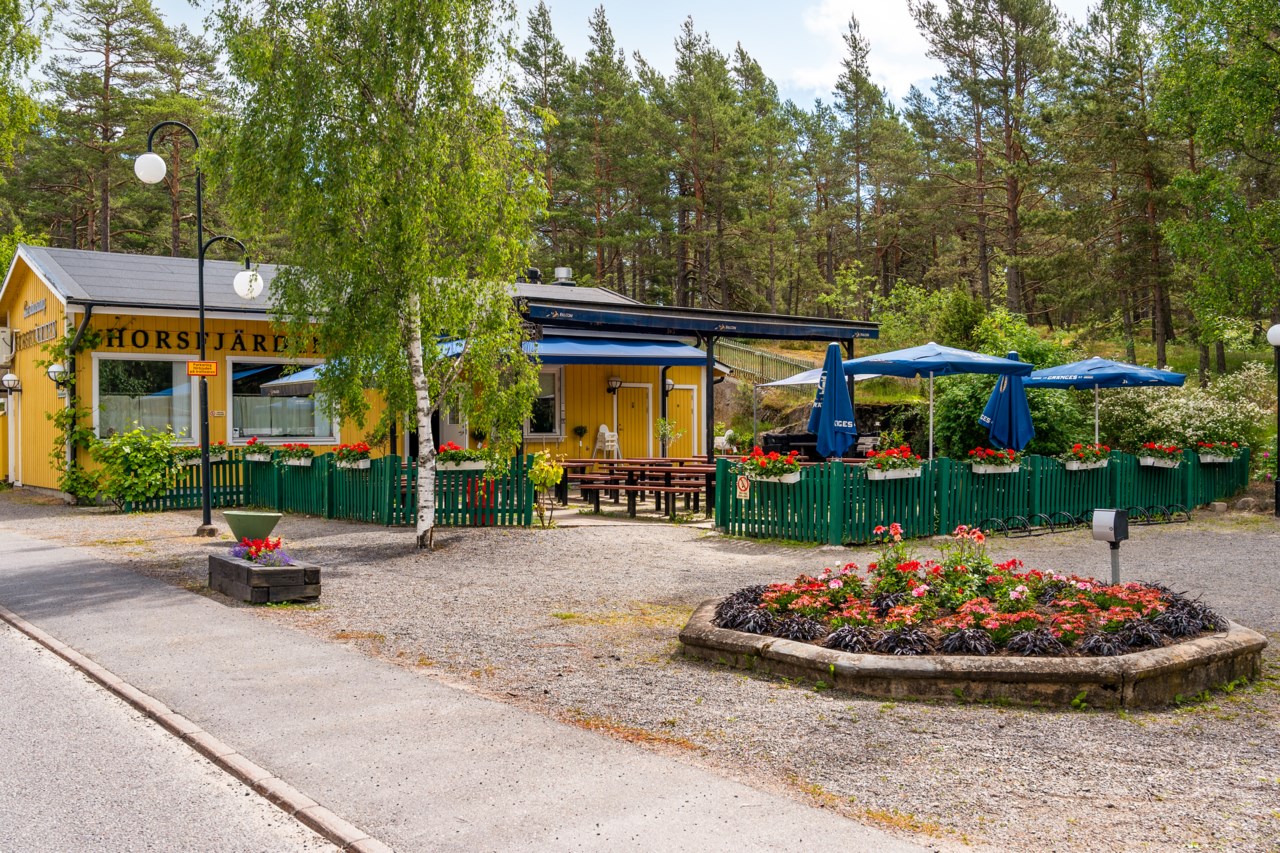 På torget finns restaurang Horsfjärden
