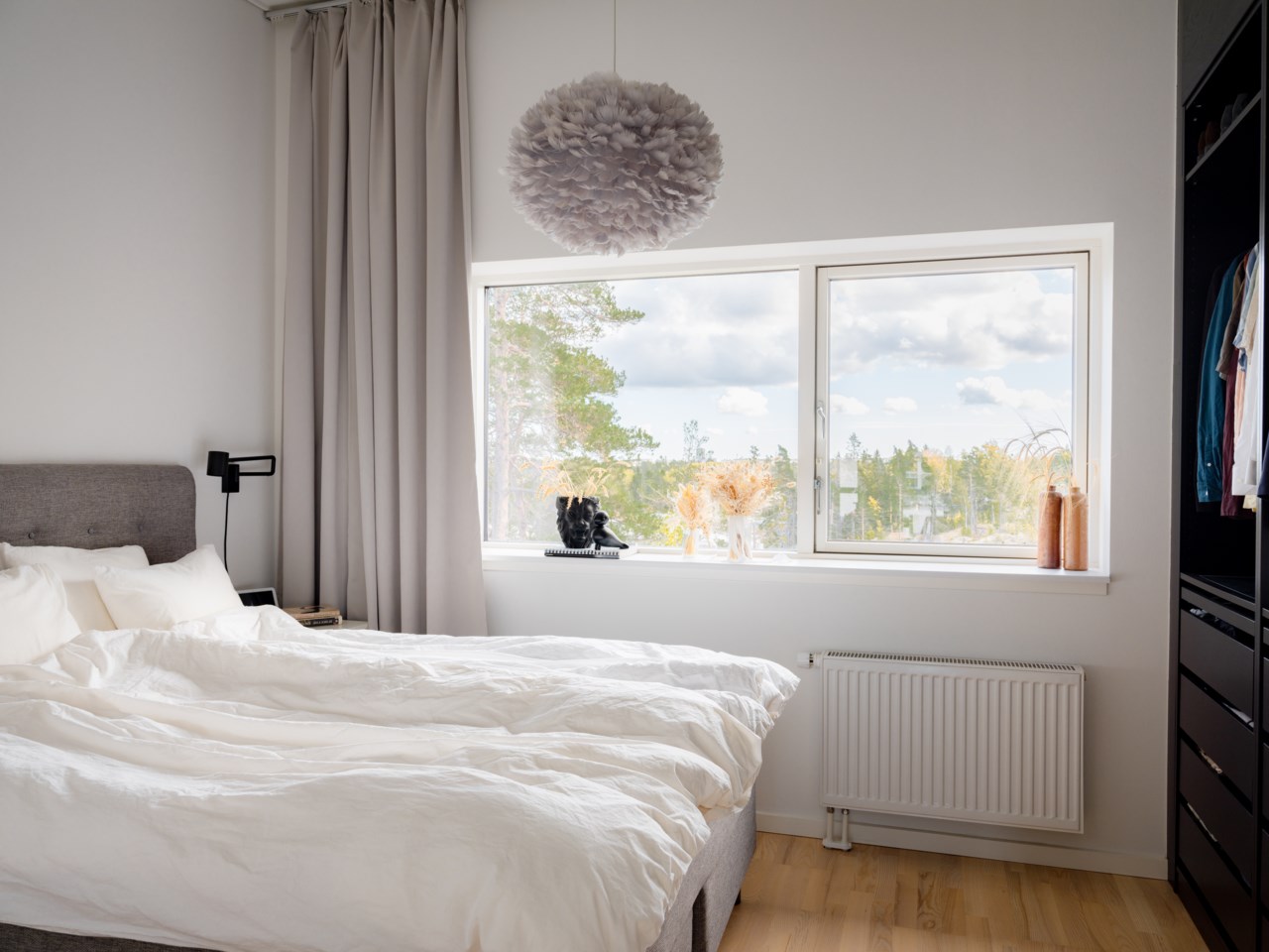 Master bedroom med fri vy från generösa fönsterpartier