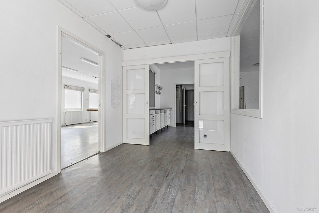 Hall med dubbeldörrar in till butiken