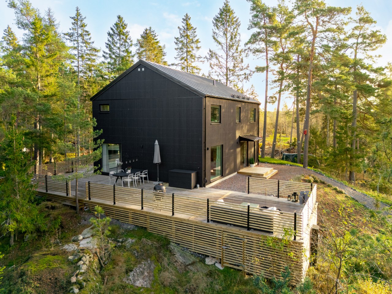 Stor altan som sträcker sig runt huset