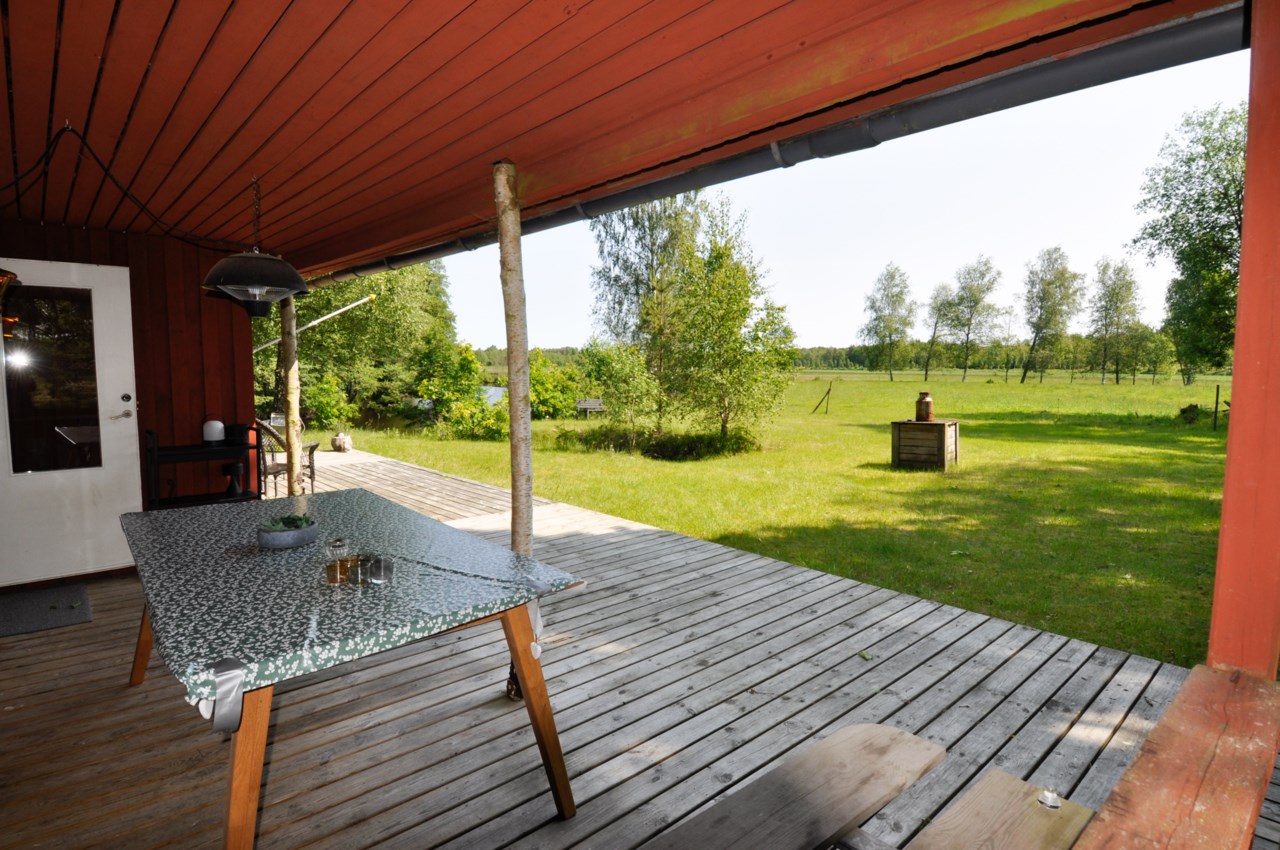 Huvudbyggnad: utsikt från uteplatsen vid entrén