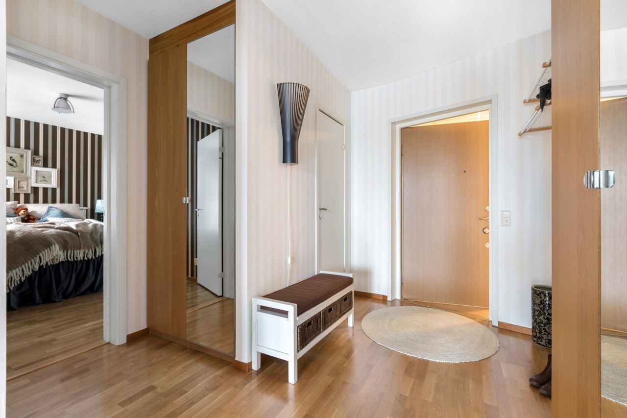 Rymlig & välkomnande hall med klädkammare