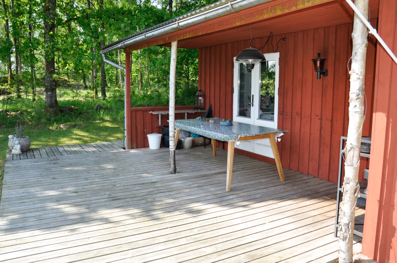 Huvudbyggnad : uteplatsen vid entrén
