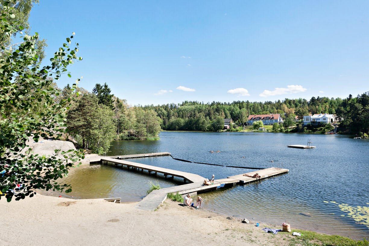 Liljekonvaljens väg 4, Badsjöstigen 1