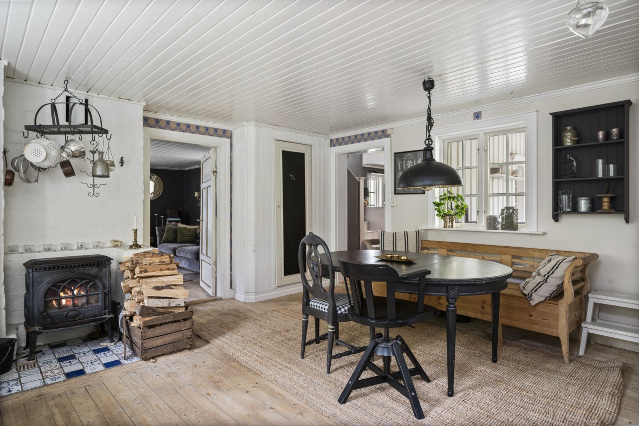 Huvudbyggnad, kök med vy mot vardagsrum och hall