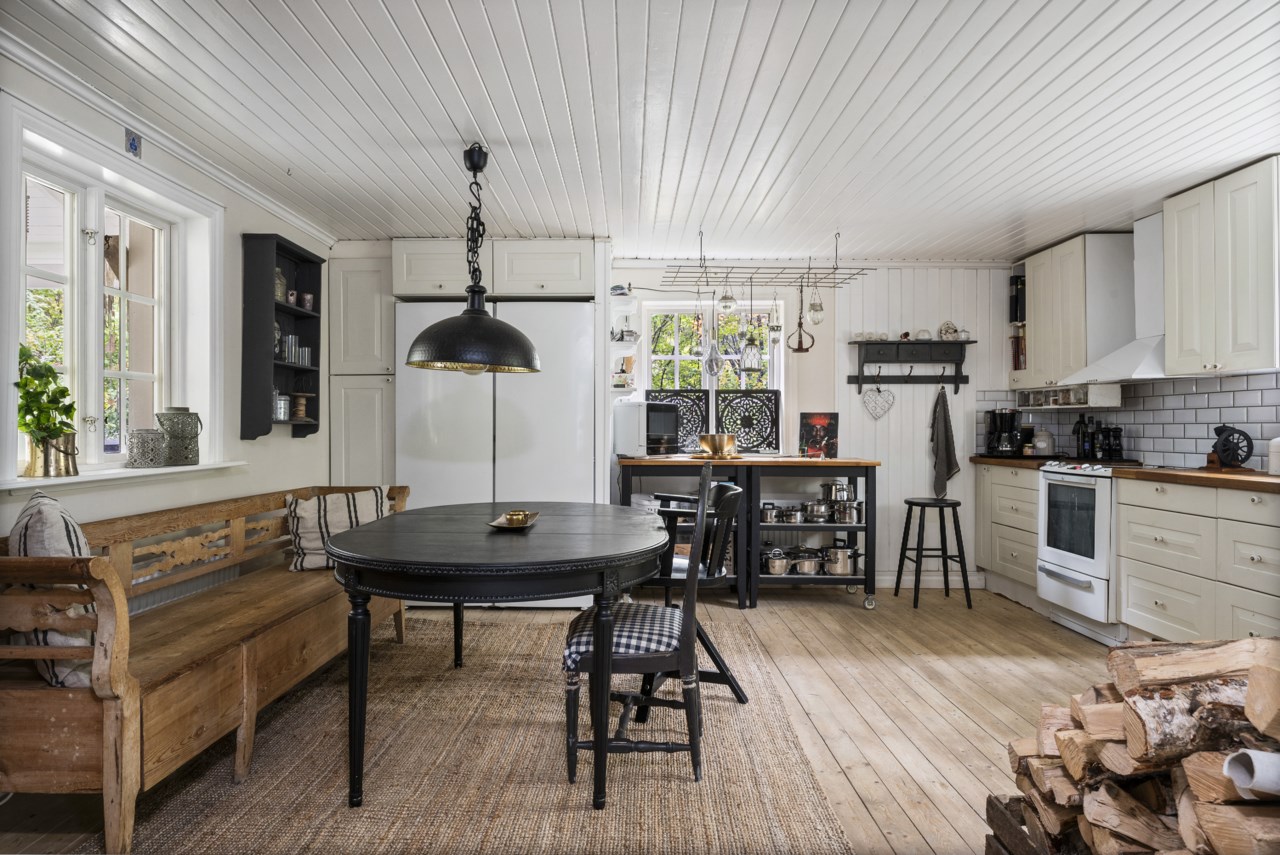 Huvudbyggnad, kök med matplats
