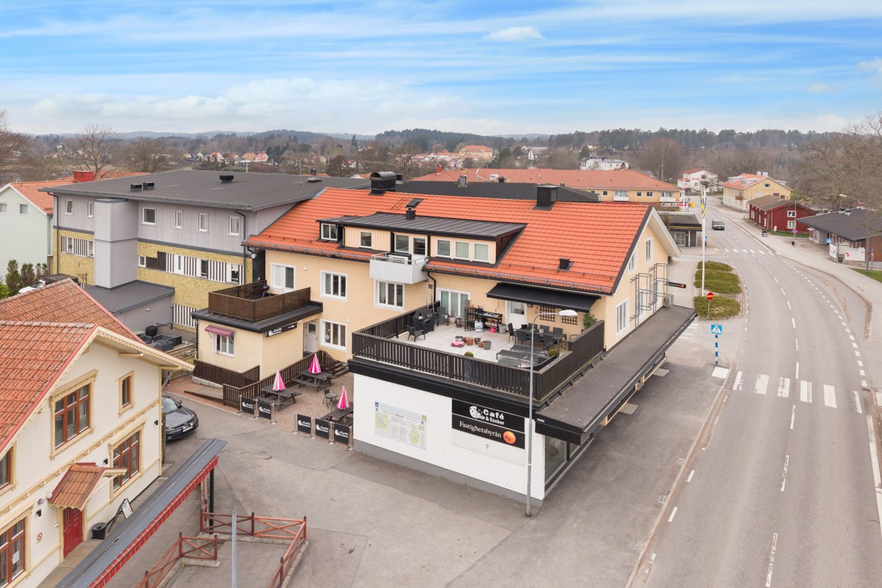 Östsidan med altaner o cafeuteplats