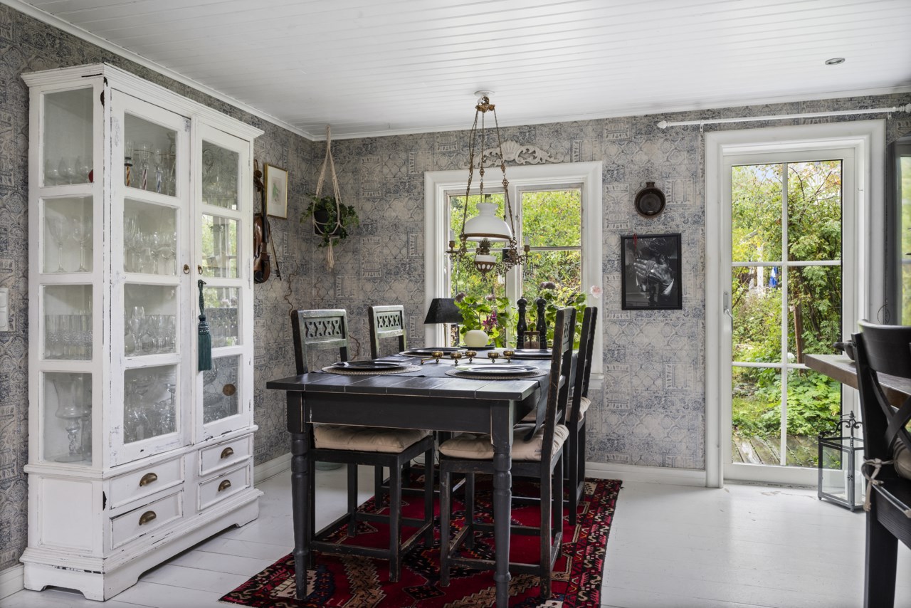 Gårdshus, matplats med utgång till trädäck