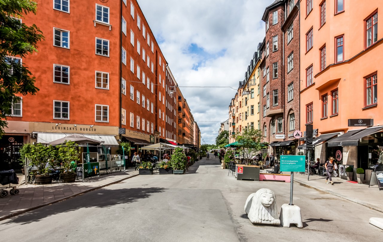 Endast 350 m till mysiga Birkastan med populära Rörstrandsgatan som på somrarna är en trevlig gågata