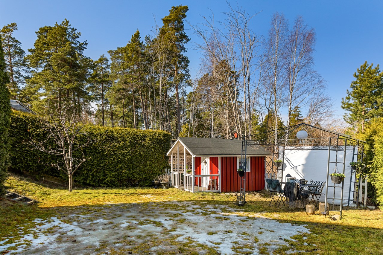Hörna med pergola och lekstuga