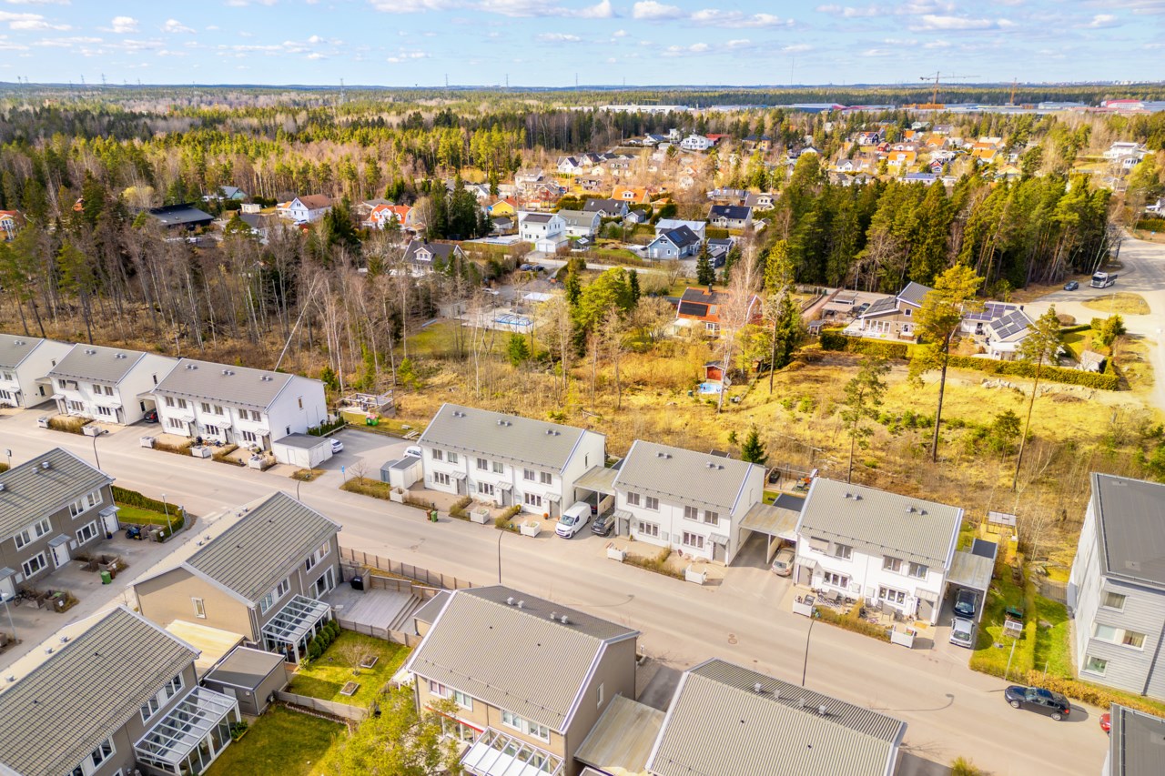Parhus med egen carport och plats för flera bilar