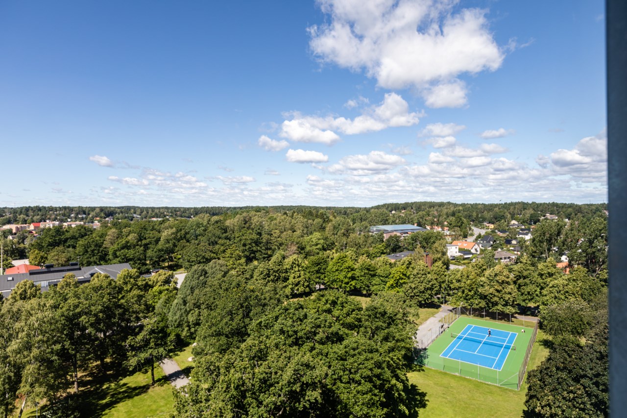 Fritt ostört läge. Brf´s tennisbana