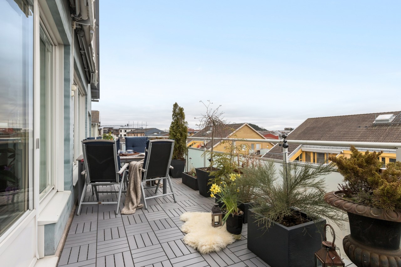 Stor terrass med gott om plats för möblemang