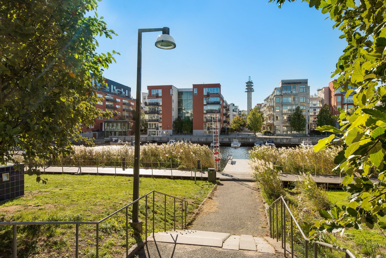 Idyllisk gångväg ned mot bryggorna från fastigheten