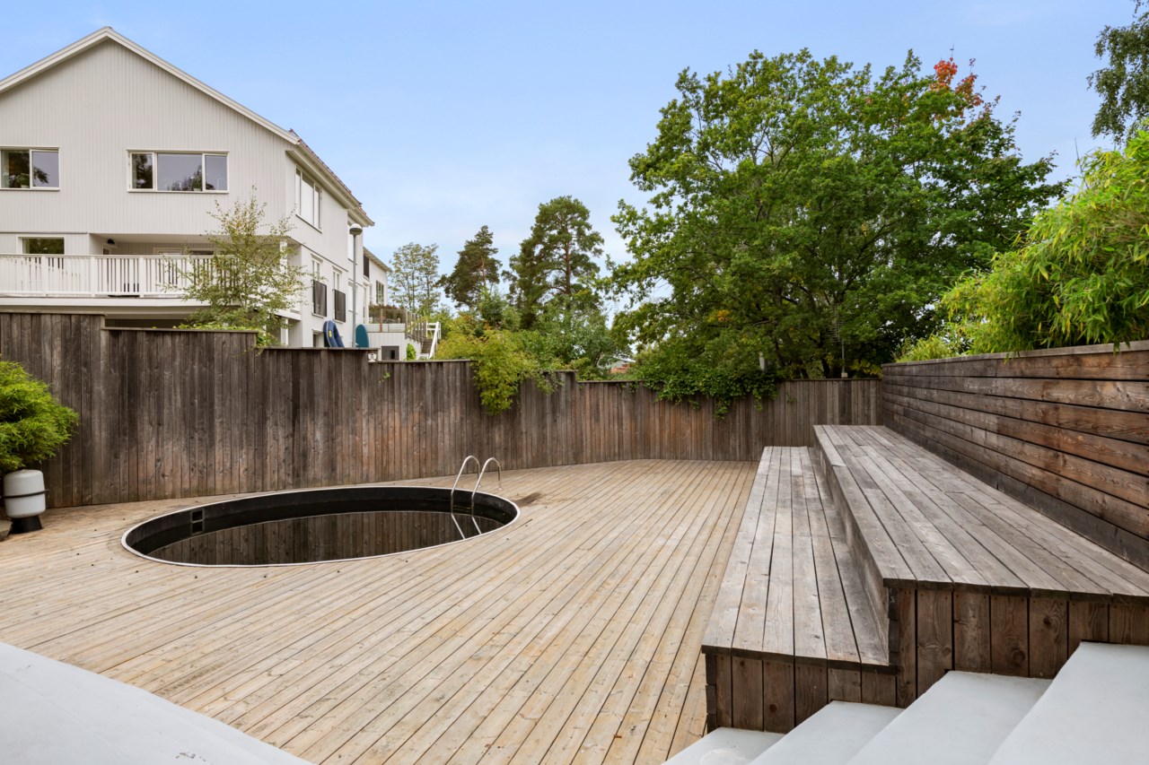 Trädgård med pool