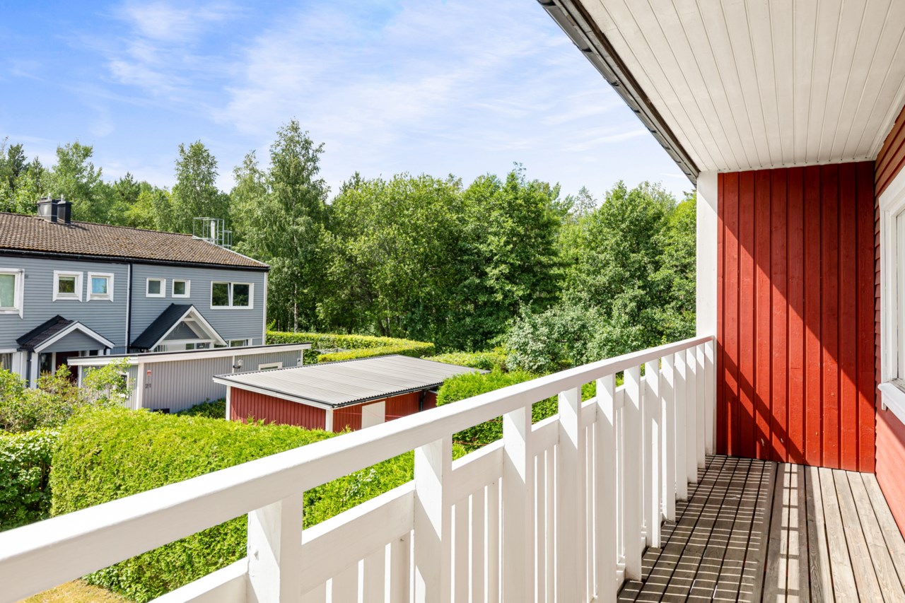 Balkong vid två sovrum på ovanvåning