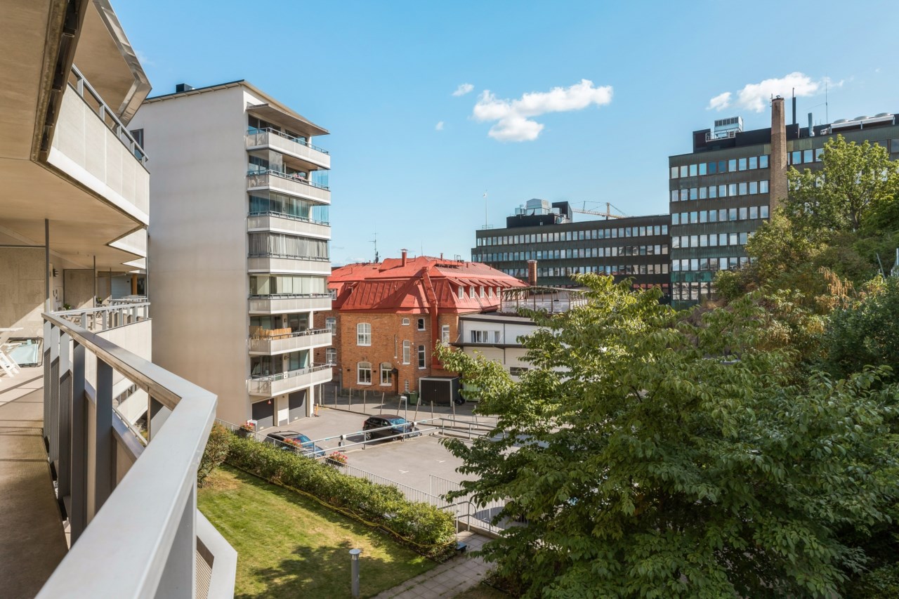 Vy från loftgång mot innergård och parkering